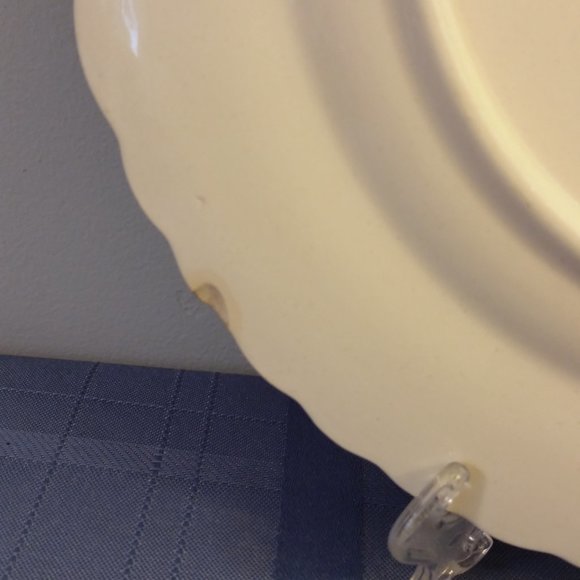 Vintage Taylor Smith & Taylor English Abbey 10" dinner plate, red and white - Picture 7 of 8